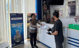 Personel Satpas SIM Polresta Denpasar Berikan Pendampingan Pemohon SIM