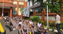 Polres Bandara Ngurah Rai Gelar Sembahyang Bersama Peringati Hari Suci Purnama Sasih Kewulu