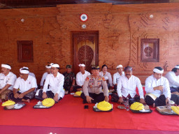 Kapolsek Dentim Hadiri Pamikukuh Prajuru Desa Adat Kesiman