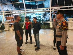 Polres Bandara Ngurah Rai Laksanakan Patroli Malam Dialogis di Terminal Internasional