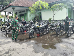 Tim Harpal Bengrah Paldam IX/Udayana Laksanakan Pemeliharaan Kendaraan Dinas di Makodim 1616/Gianyar