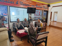 Dialog Interaktif di Radio Pasopati, Satlantas Polres Bondowoso Sosialisasikan Operasi Keselamatan Semeru 2026