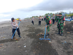 Dukung Instruksi Presiden, Kodim Tabanan Bersama Lintas Sektor Tangani Darurat Sampah di Pesisir Bali 