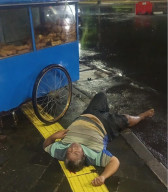 Truk Pengangkut Paketan Tabrak Penjual Roti Goreng di Jembatan Merah Surabaya