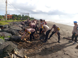Peduli Kebersihan Pantai, Personel Polsek Dentim Turut Bersih-Bersih Sampah Laut di Padang Galak