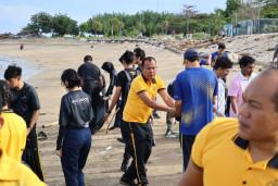 Jaga Kebersihan Pantai, Polres Bandara Ngurah Rai dan Stakeholder Kompak Bersihkan Pantai Sekeh Tuban