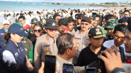 Kapolresta Denpasar Hadiri Aksi Bersih Sampah Laut di Pantai Kedonganan Bersama 5.000 Peserta