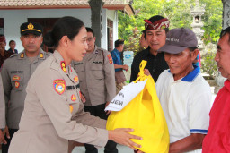 Minggu Kasih Didesa Manistutu, Kapolres Jembrana Salurkan Bantuan Sosial Sebagai Wujud Kepedulian Polri