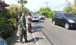 TNI Hadir Jaga Ketertiban Upacara Adat, Babinsa Perean Tengah Amankan Prosesi Ngaben Warga 