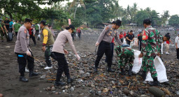 Polri Bersama Pemerintah dan Masyarakat Bersinergi Jaga Kebersihan Pantai Medewi