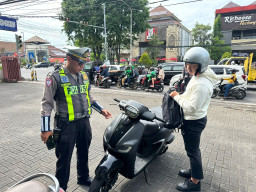 Operasi Keselamatan Agung 2026 di Simpang Kebo Iwa–Gatsu, Satlantas Polresta Denpasar Tertibkan Pengguna Jalan