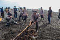 Polres Lumajang Gelar Aksi Bersih Pantai Watu Pecak