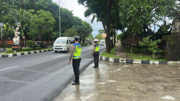 Antisipasi Kepadatan, Personel Sat Lantas Polres Bandara Ngurah Rai Atur Lalin di Jalur Bandara 