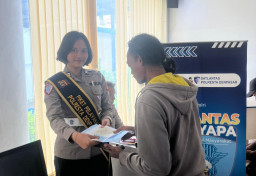 Pelayanan Satpas SIM Polresta Denpasar Berjalan Optimal, petugas Dampingi Ujian Teori Komputer 