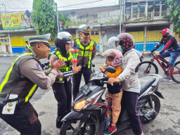 Operasi Keselamatan Semeru 2026, Satlantas Lumajang Apresiasi Pengendara Tertib dengan Bunga dan Cokelat