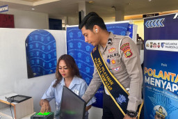 Petugas Dampingi Pemohon Saat Proses Foto SIM, Wujud Pelayanan Humanis Satpas SIM