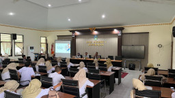 Satlantas Polres Bangkalan Bagikan Helm Gratis Untuk Pelajar Dalam Ops Semeru 2026