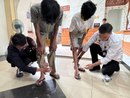 Sigap dan Teliti, Petugas Lapas I Madiun Gagalkan Penyelundupan 4 HP dan Charger