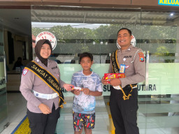 Semarak Hari Valentine, Samsat Kenjeran Berbagi Cokelat untuk Wajib Pajak