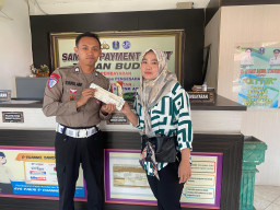 Samsat Payment Point Taman Budaya Surabaya Bagikan Cokelat Valentine untuk Wajib Pajak