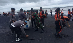 TNI Hadir di Garis Pesisir: Koramil Selemadeg Gerakkan Aksi Bersih Pantai Bulungdaya 
