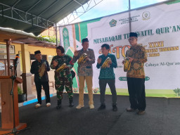 Cahaya Al-Qur’an Satukan Keberagaman, Babinsa Dauh Peken Hadir dan Perkuat Sinergi Umat Beragama 