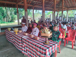 Komitmen Pelestarian Budaya Menggema, Babinsa Kesiut Hadir di Bulan Bahasa Bali VIII