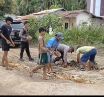 Polsek Simpang Hilir dan Warga Gotong Royong Perbaiki Jalan Provinsi, Antisipasi Kemacetan dan Kendaraan Amblas