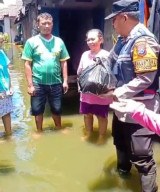 Polresta Sidoarjo Salurkan Sembako untuk Korban Banjir di Dusun Dodokan