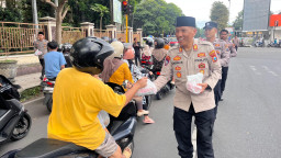Polres Bondowoso Tebar Kebaikan, Satbinmas Bagikan Ratusan Takjil di Alun-Alun Gerbong Maut