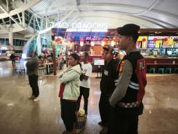 Cegah Gangguan Keamanan, Polisi Bandara Ngurah Rai Sapa Para Pengguna Jasa Bandara