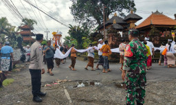 TNI Bersama Aparat dan Unsur Adat Perkuat Stabilitas Wilayah Saat Upacara Ngaben di Belumbang