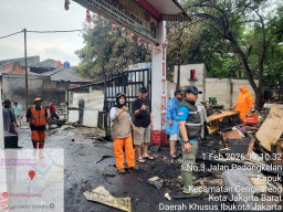 Semangat Warga RW 014 Cengtim Meski Hujan Tetap Kerja Bakti dan Silaturahmi RT 01, 02, 03, 04 dan RT 06.
