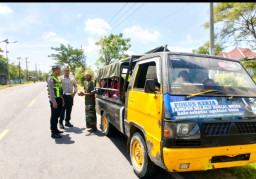 Satlantas Polres Sampang Tegur Pengendara Pick-Up yang Nekat Muat Orang