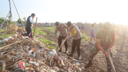Polsek Dentim Ikut Ambil Bagian dalam Karya Bakti Terpadu Pembersihan Sampah Laut di Pantai Biaung