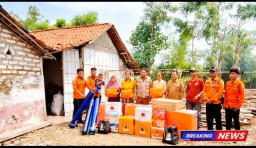 Respon Cepat Laporan Warga, BPBD Sampang Salurkan Bantuan Logistik untuk Lansia Korban Rumah Roboh