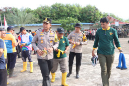 Kapolres Priok Bersama Forkopimko, Korve Bersih - Bersih Pesisir Laut Marunda"