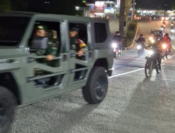 Mobil Maung Produk PT PINDAD keliling Kota Depok.