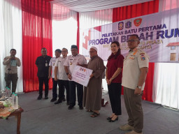 Wagub Rano Karno Resmikan Bedah Rumah Peletakan Batu Pertama Satpol PP DKI di RT 03 RW 06 Kapuk. 