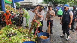 Polsek Tambora Gelar Kerja Bakti di Pasar Jaya Jembatan Lima, Dukung Lingkungan Bersih dan Aman. 