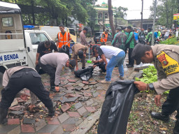 Polsek Benda bersama TNI, Forkopimcam dan Warga Bersihkan Jalan Husein Sastra Negara