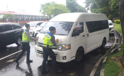 Polisi Sigap Bantu Kendaraan Mogok, Arus Lalu Lintas Depan Cargo Inter Kembali Lancar