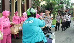 Ramadhan Penuh Berkah, Polres Bangkalan dan Bhayangkari Tebar 200 Paket Takjil untuk Masyarakat