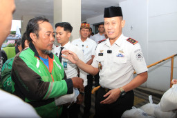 Tebar Kepedulian di Bulan Suci, Kakanwil Ditjenpas Jatim Salurkan Bansos untuk Ojek Online di Lapas I Madiun
