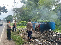 Sinergi di Bulan Suci, Polsek Jrengik Bersihkan Tumpukan Sampah di Jalur Protokol Sampang
