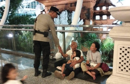 Patroli Dialogis Polres Bandara Ngurah Rai di Terminal Internasional, Wujudkan Rasa Aman dan Nyaman 