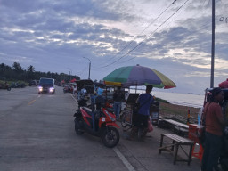Berkah Ramadhan 1447 H, Kampung Legon TikTok Desa Sumberjaya Diserbu Pemburu Takjil