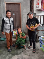 Jumat Kedua Ramadhan, SINTORA NEWS Salurkan 25 Paket Sembako untuk Warga Simokerto, Genteng, dan Semampir