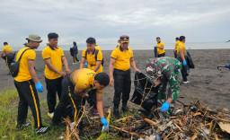 Sinergitas Ditkrimsus Polda Bali Bersama TNI dan Masyarakat Bersihkan Pantai Biaung, Wujud Nyata Jaga Bali Tetap Lestari