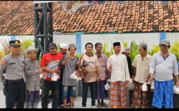 Bukan Sekadar Materi, Takjil Kapolres Sampang Jadi Suntikan Semangat bagi Pengayuh Becak